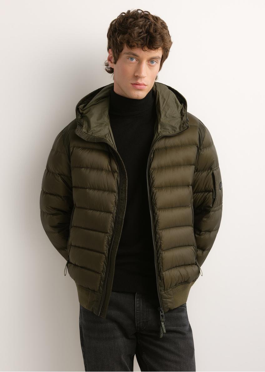 Nylonowa kurtka męska w kolorze zielonym KURMT-0608-8B(Z26), widok produktu z przodu na modelu. Widoczna połowa sylwetki.