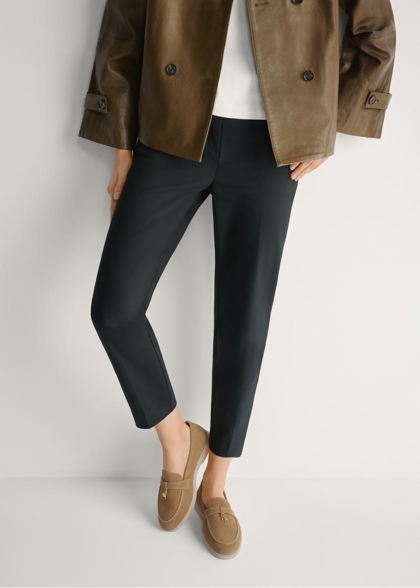 Skórzane mokasyny damskie w kolorze chłodnego beżu BUTYD-1256-1K(W26), widok produktu z przodu na stopach modelki.