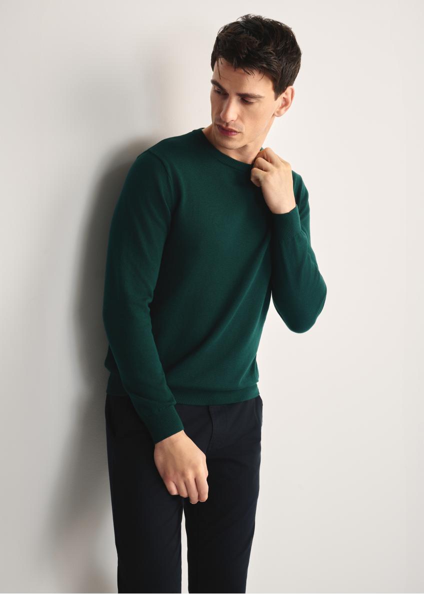 Zielony sweter męski basic SWEMT-0114A-54(Z25), widok produktu od przodu na modelu, widoczna połowa sylwetki.