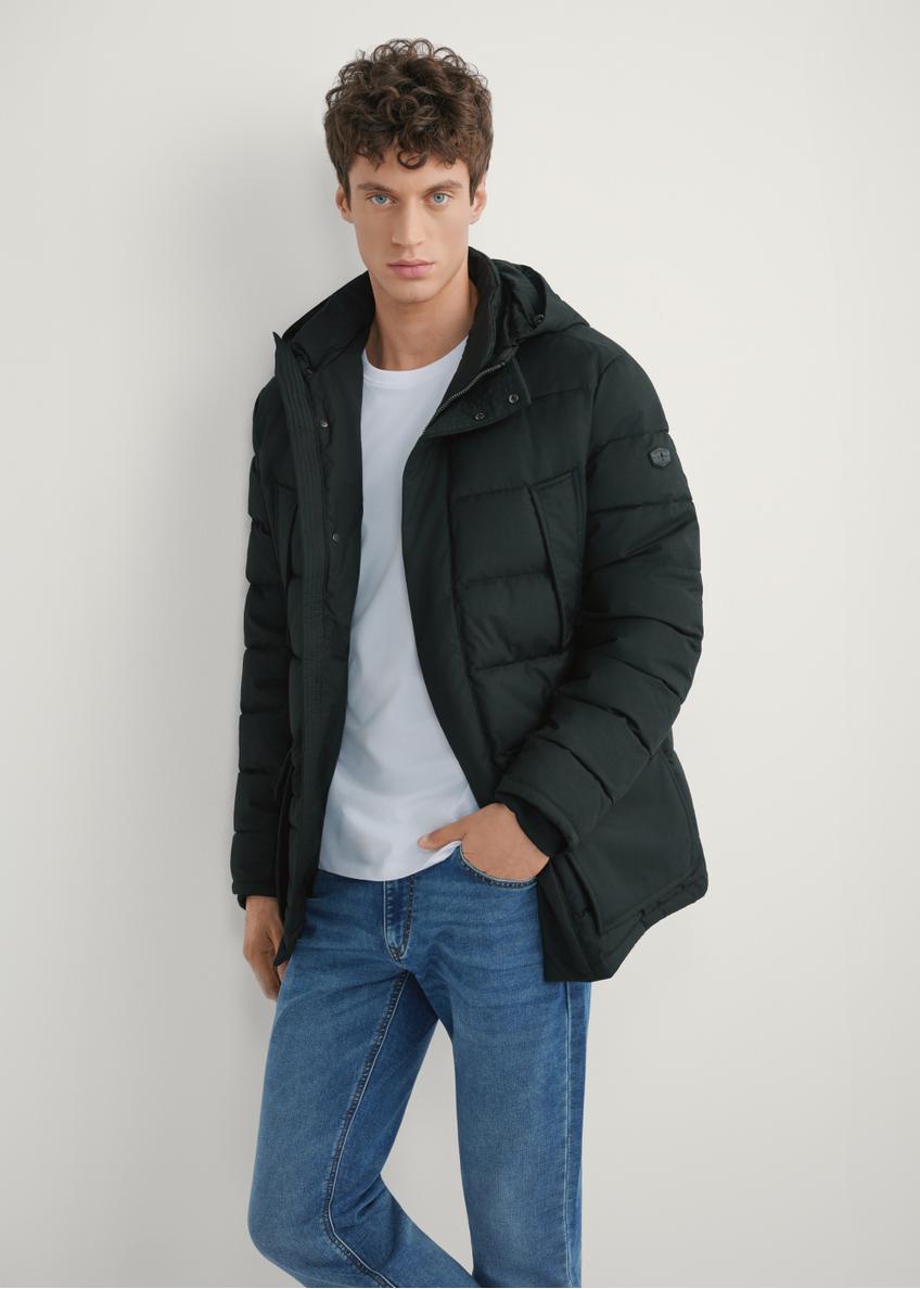 Czarna zimowa kurtka męska KURMT-0379-99(Z25), widok produktu z przodu na modelu. Widoczna połowa sylwetki.