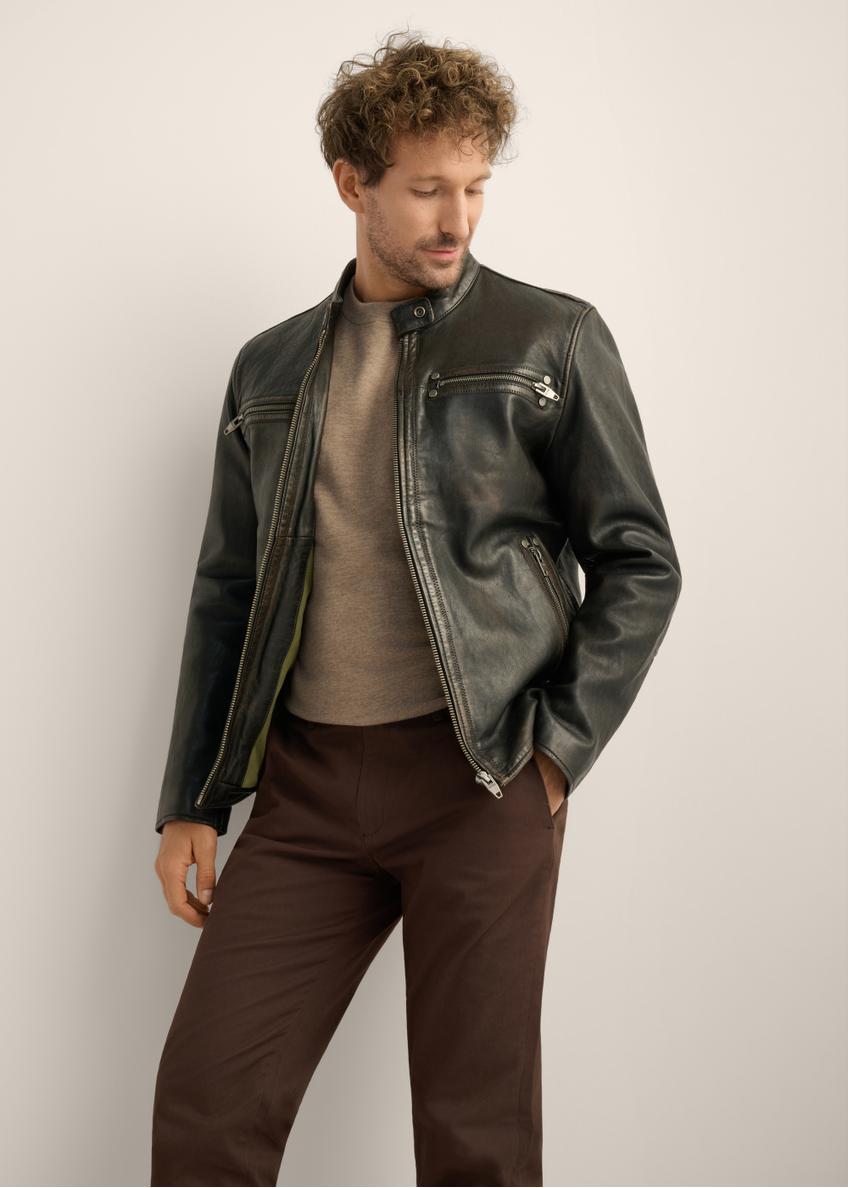Skórzana kurtka męska w stylu vintage KURMS-0421-9J(Z26). Widok produktu z przodu na modelu. Widoczna połowa sylwetki. 