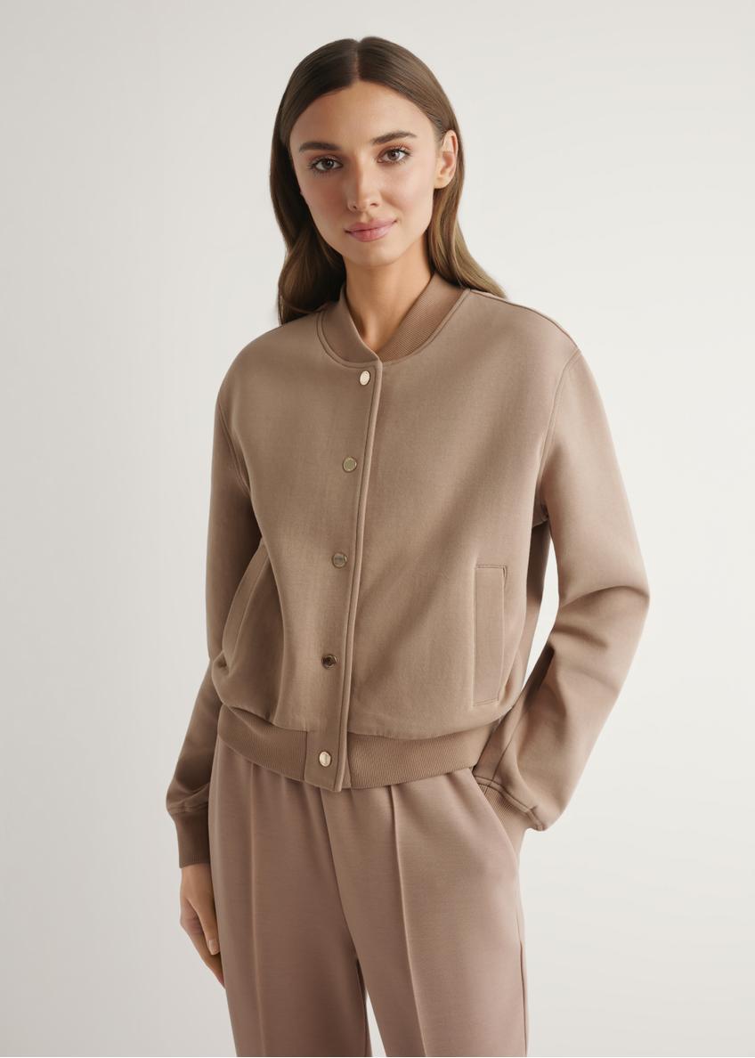 Bluza damska w kolorze camelu BLZDT-0121-1D(W26), widok produktu z przodu na modelce. Widoczna połowa sylwetki.