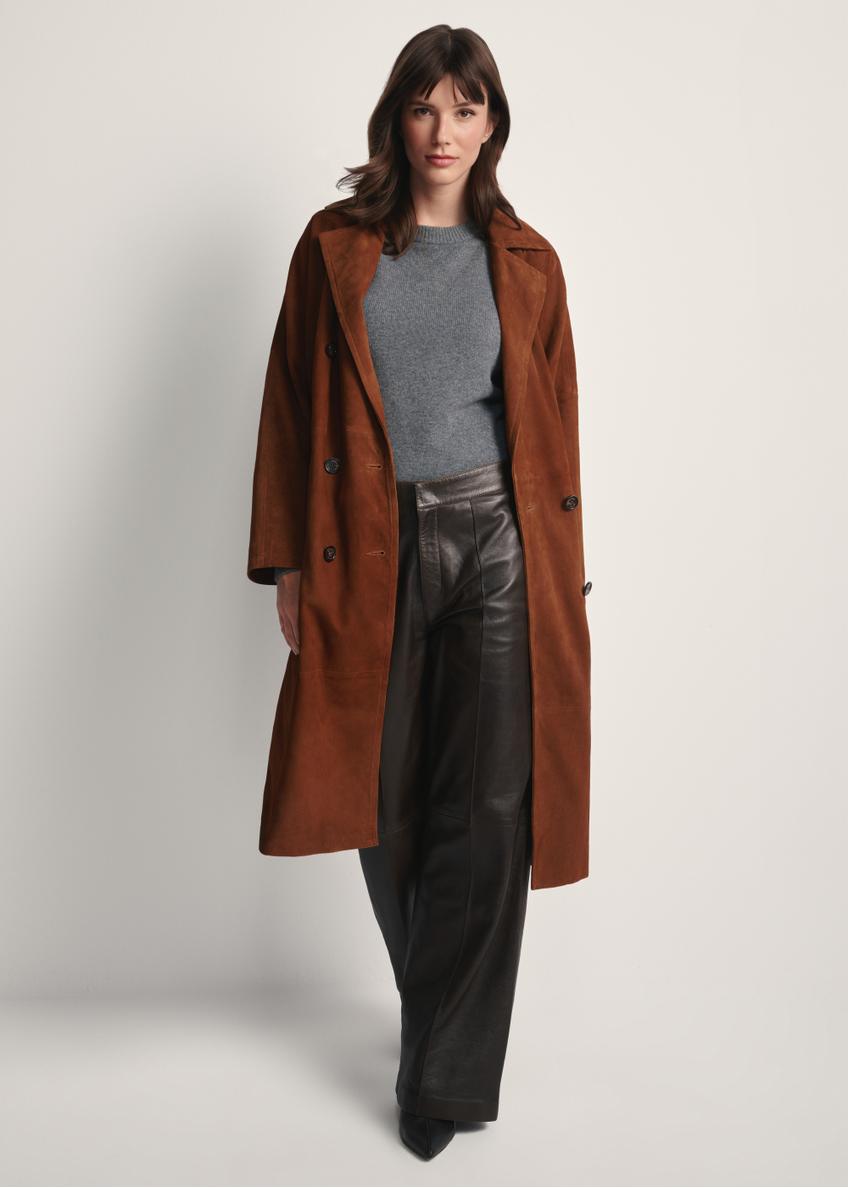 Brązowy zamszowy płaszcz damski oversize KURDS-0551-0775(Z25), widok produktu z przodu na modelce. Widoczna cała sylwetka.