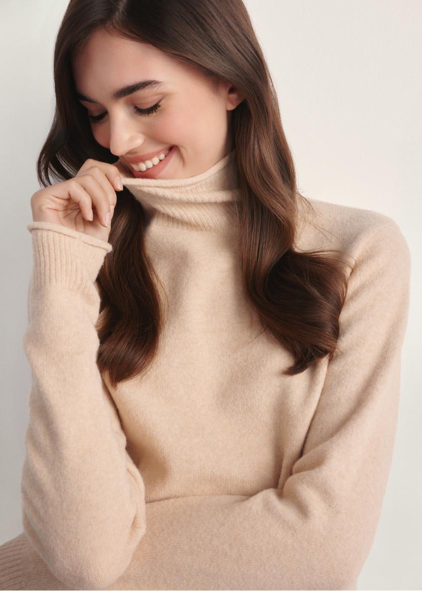 Beżowy sweter damski z golfem SWEDT-0241-80(Z25), zbliżenie na produkt na modelce. 