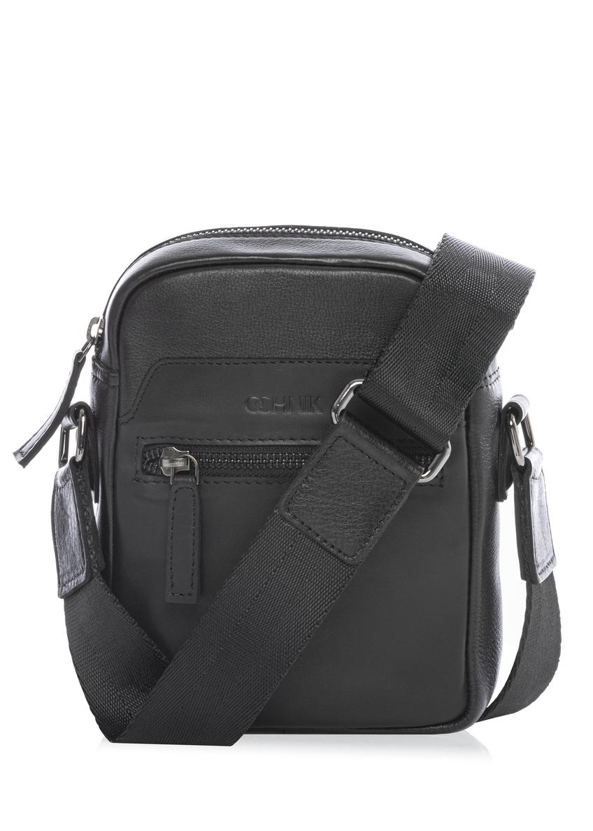 Czarna mała skórzana torba męska TORMS-0498-99(W26) - widok produktu z przodu, na białym tle. 