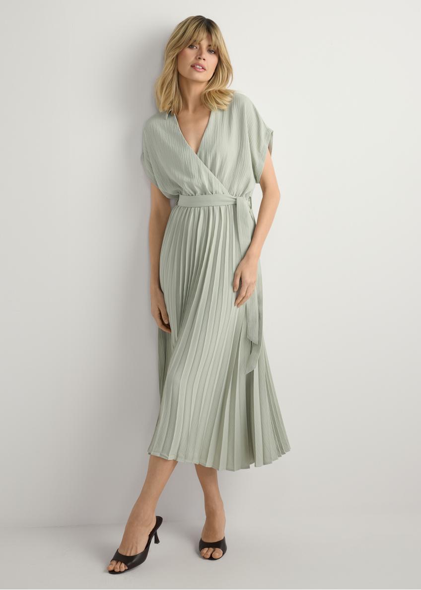 Długa szałwiowa sukienka damska SUKDT-0274-8F(W26), widok produktu z przodu na modelce. Widoczna cała sylwetka.