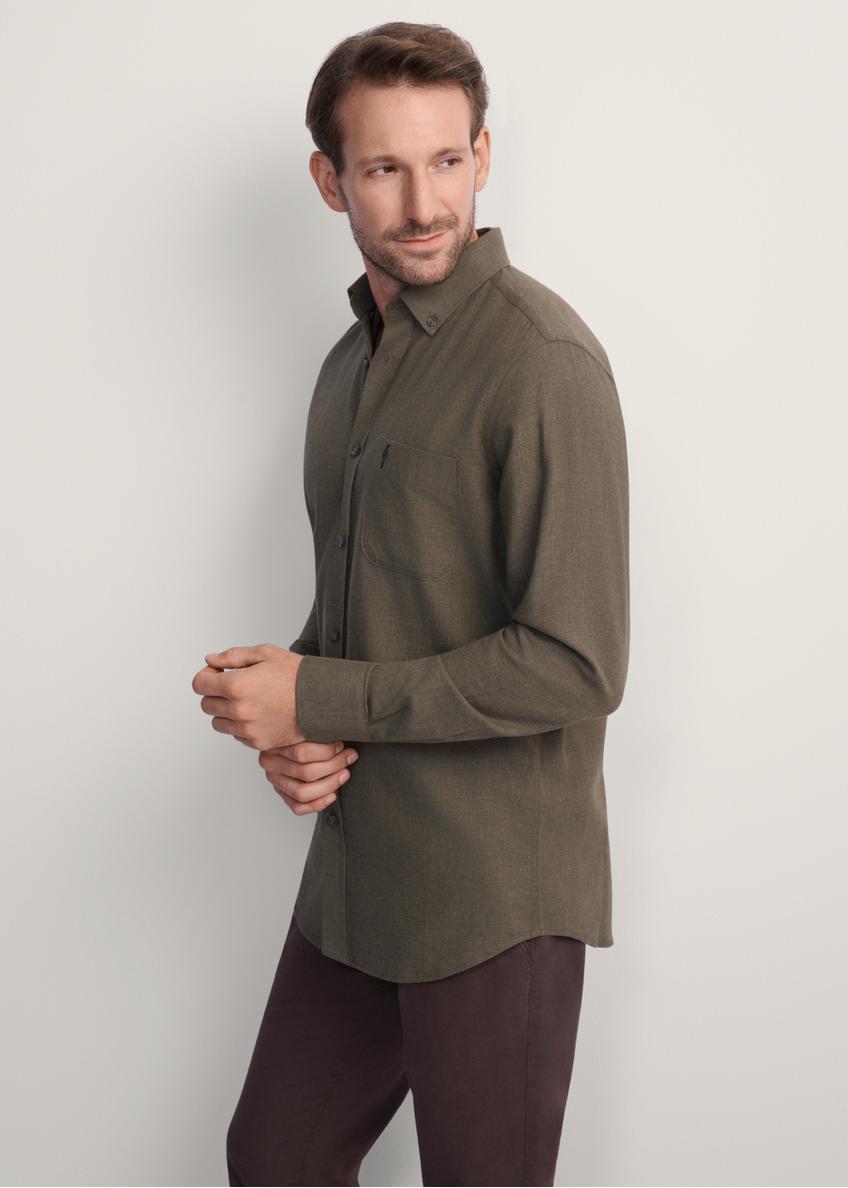 Koszula męska w kolorze khaki KOSMT-0299A-55(Z25), widok produktu z przodu na modelu. Widoczna połowa sylwetki.