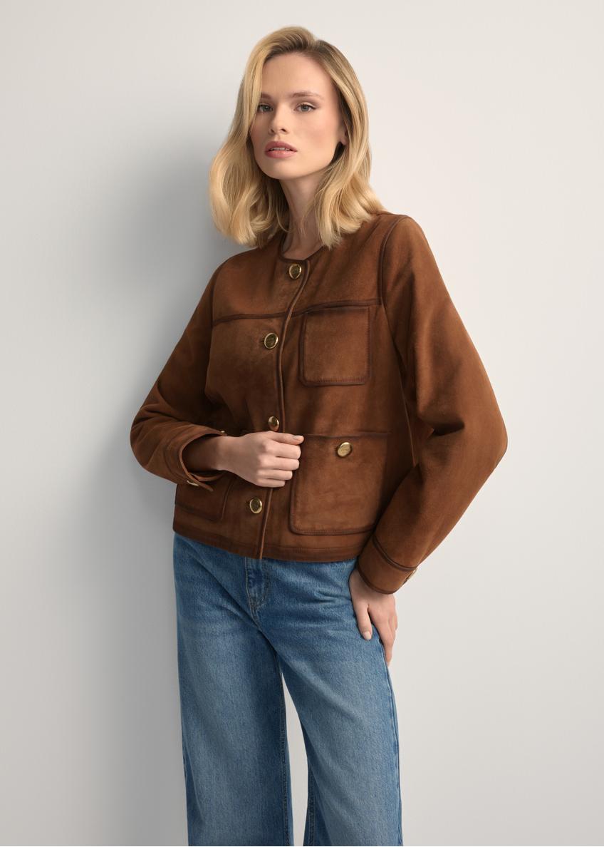 Zamszowa kurtka damska w kolorze koniaku KURDS-0584-1F(W26) - widok produktu z przodu, na modelce, na jasnym tle. Widoczna sylwetka do kolan.