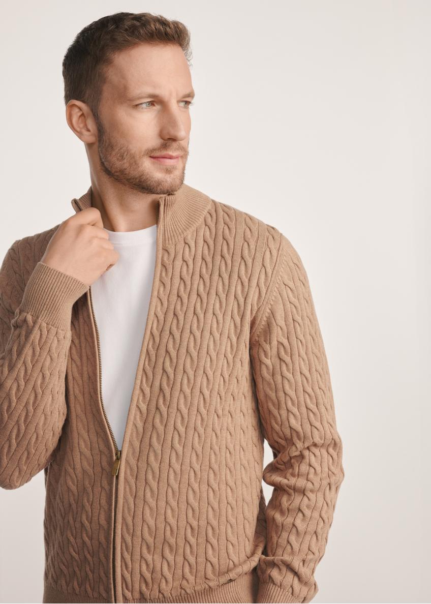 Sweter męski na suwak w kolorze karmelu SWEMT-0169-24(Z25), produkt widoczny od przodu na modelu, widoczne pół sylwetki.