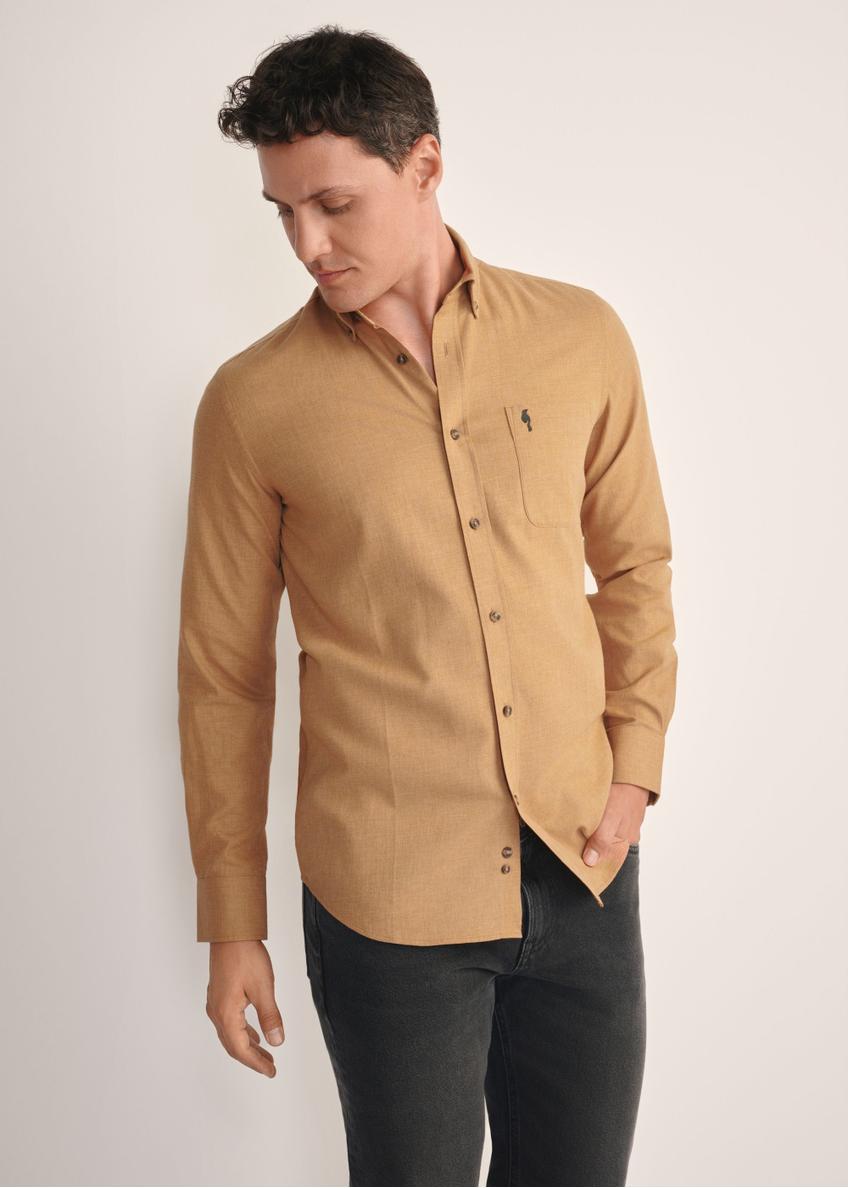 Koszula męska w kolorze camel KOSMT-0299A-1D(Z26), widok produktu od przodu na modelu, widoczna połowa sylwetki.
