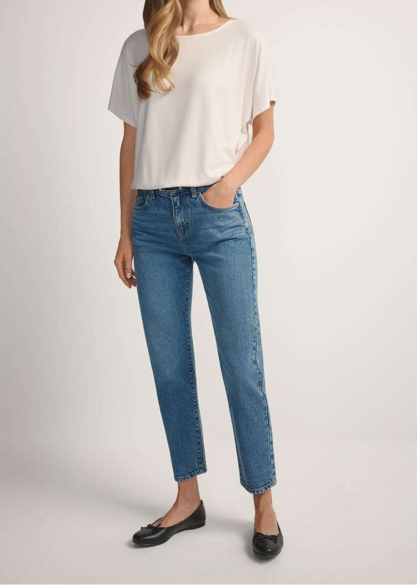 Ciemnoniebieskie spodnie jeansowe damskie JEADT-0011-7C(W26), widok produktu z przodu na modelce. Widoczna połowa sylwetki.