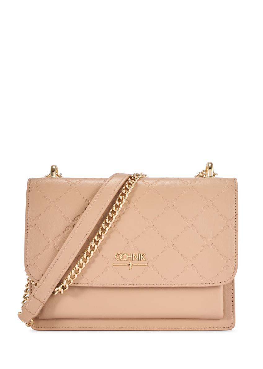 Beżowa torebka damska z monogramem TOREC-1155-1A(W26), widok produktu z przodu na białym tle.