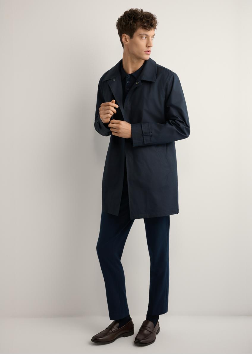 Granatowa kurtka męska z ociepleniem KURMT-0408-7D(W26) - widok produktu z przodu, na modelu, na jasnym tle. Widoczna cała sylwetka. 
