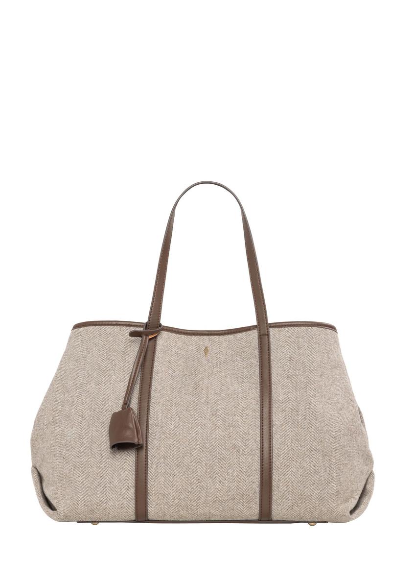 Beżowa torebka shopper w jodełkę TOREC-1330-1P(Z26) - widok produktu z przodu, na białym tle. 