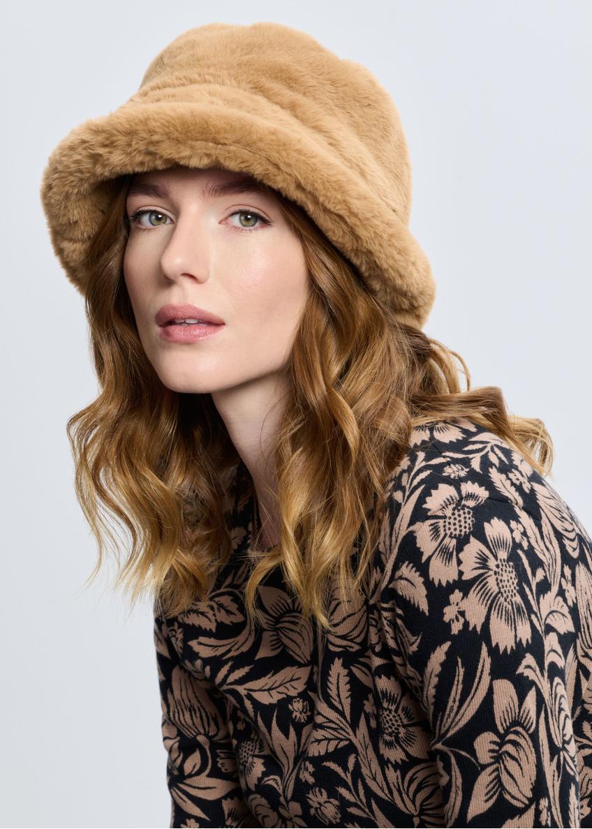 Women's cap in camel color CZADF-0045-24(Z24)