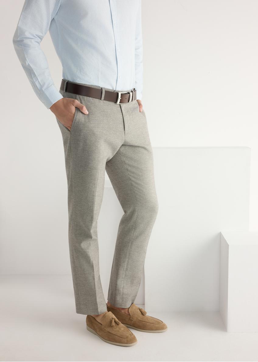 Zamszowe mokasyny męskie w kolorze beżowym BUTYM-0525-1B(W26), widok produktu skosem na stopach modela.