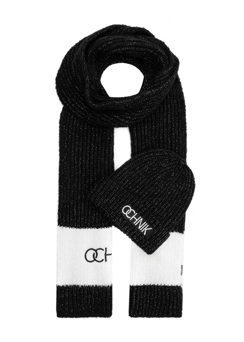 Zestaw czapka i szalik w kolorze czarnym ZESTD-0010-99(Z25) - widok produktu z przodu na białym tle.  