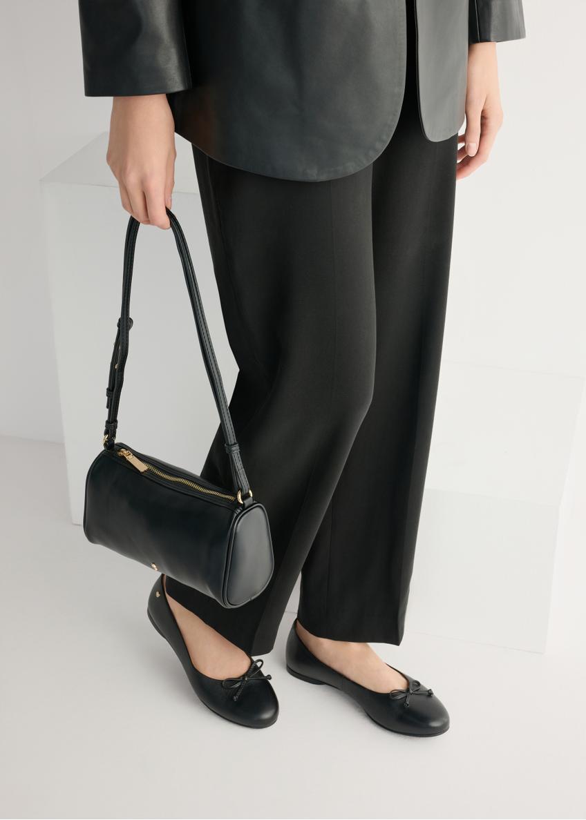 Czarne skórzane baleriny damskie BUTYD-1248-99(W26), widok produktu z góry na stopach modelki.