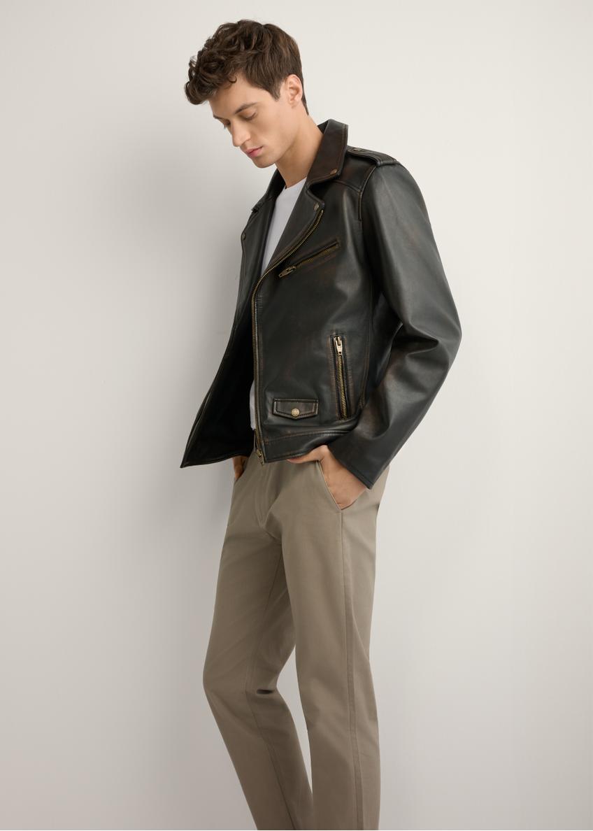 Skórzana kurtka męska ramoneska KURMS-0395-99(W26) - widok produktu z boku, na modelu, na jasnym tle. Widoczna cała sylwetka. 