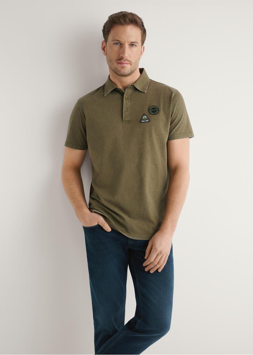 Koszulka polo męska w kolorze khaki POLMT-0083-8D(W26), widok produktu z przodu na modelu. Widoczna połowa sylwetki.