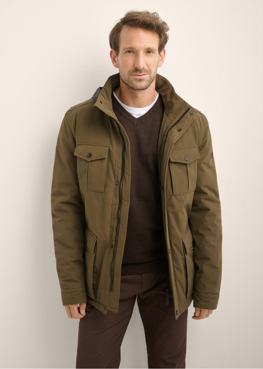 Kurtka męska przejściowa w kolorze khaki KURMT-0437-8D(Z26), widok produktu z przodu na modelu. Widoczna połowa sylwetki.