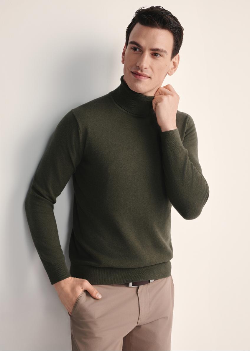 Sweter męski z golfem w kolorze khaki SWEMT-0095B-55(Z25), widok produktu od przodu na modelu, widoczna połowa sylwetki.