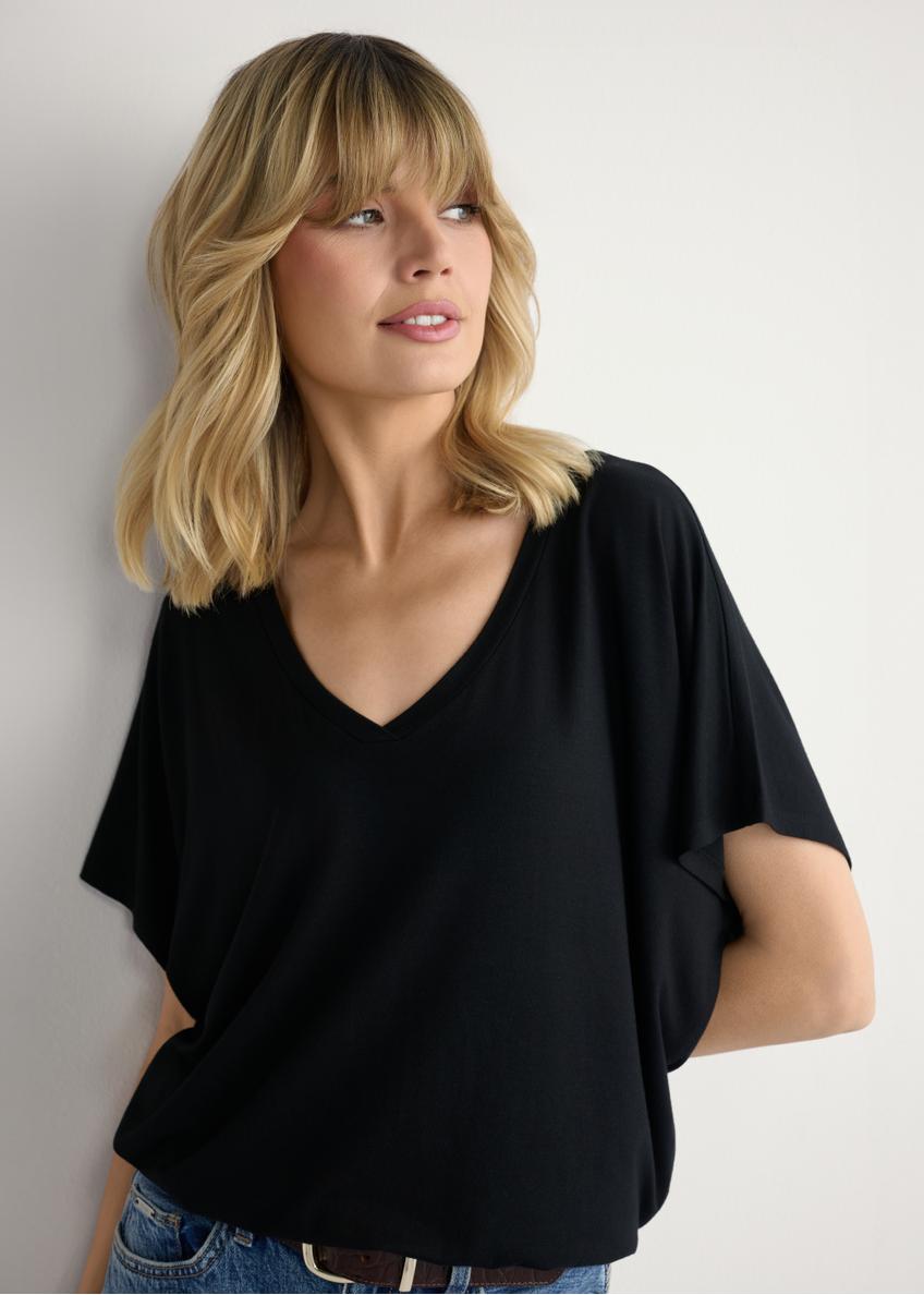Czarna bluzka damska BLUDT-0202-99(W26), zbliżenie na produkt z przodu na sylwetce modelki.
