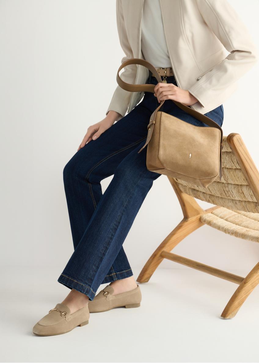 Beżowe zamszowe mokasyny damskie BUTYD-1257-1B(W26), widok produktu z boku na stopach modelki.