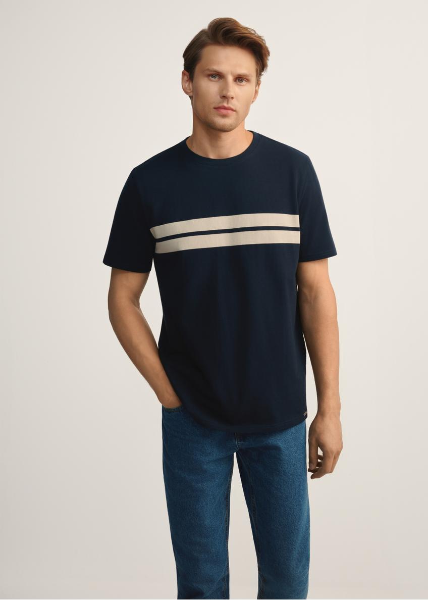 Granatowy bawełniany t-shirt męski TSHMT-0129-68(Z25), widok produktu od przodu na modelu, widoczna połowa sylwetki.