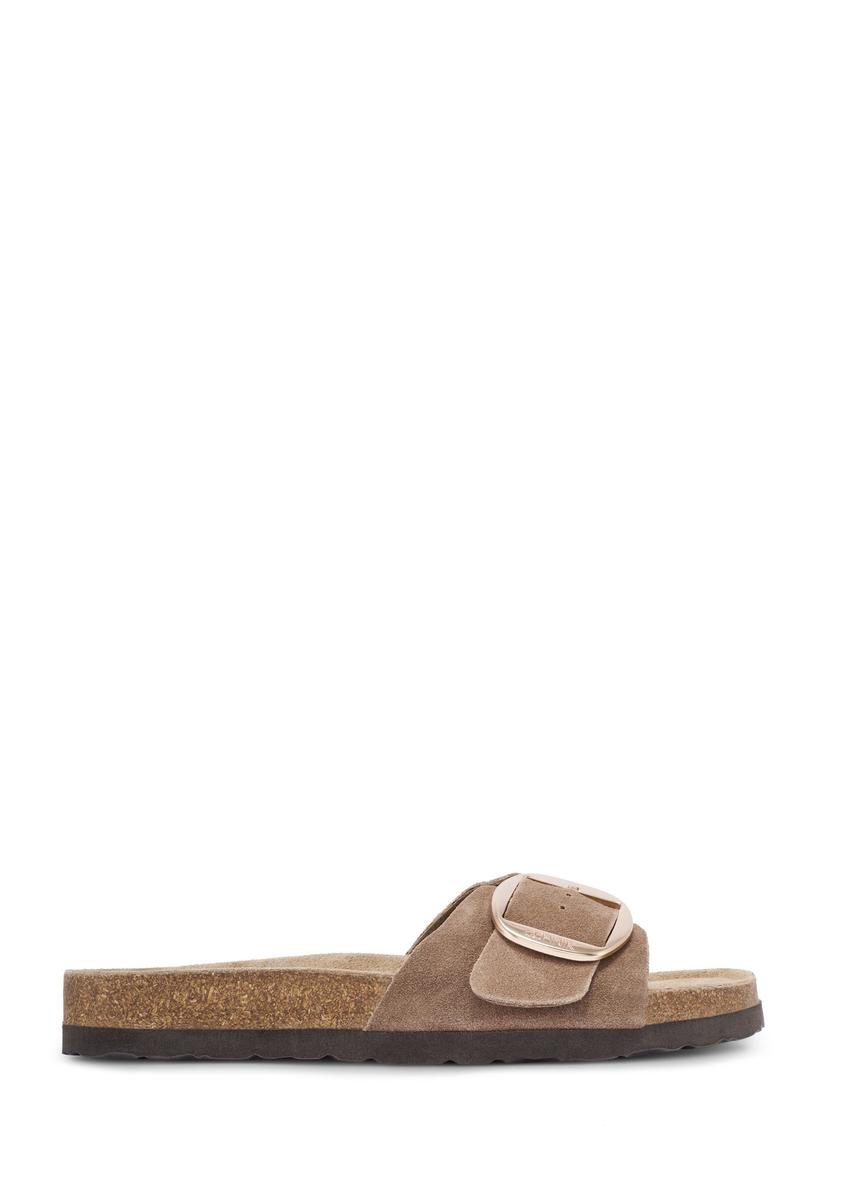 Skórzane klapki damskie w kolorze camelowym BUTYD-1157-1D(W26), widok produktu z boku na białym tle.