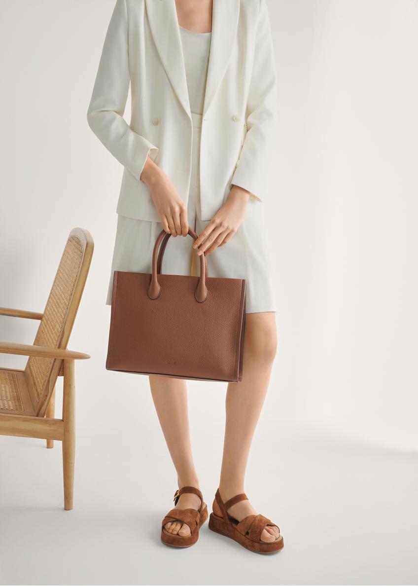 Camelowe sandały damskie BUTYD-1241-1D(W26), widok produktu z przodu na stopach modelki.