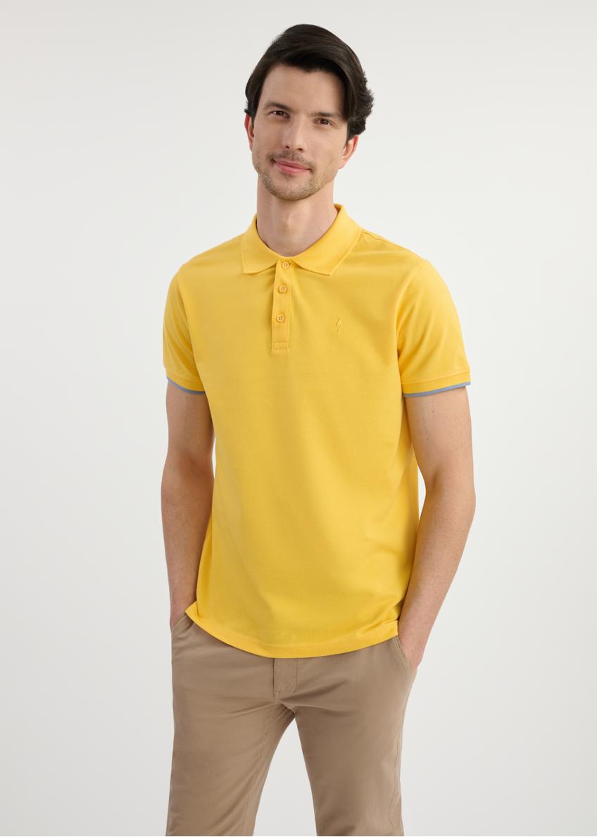 Żółta koszulka polo z bawełny POLMT-0045B-22(W25) - widok z przodu na modelu na białym tle. Widoczna połowa sylwetki. 