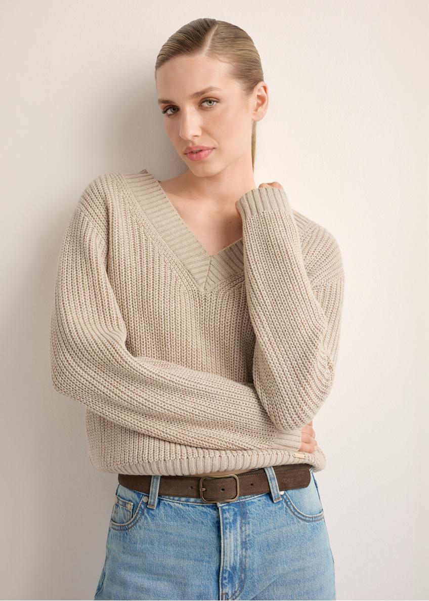 Sweter damski w kolorze chłodnego beżu SWEDT-0162-1J(Z26), widok produktu z przodu na modelce. Widoczna połowa sylwetki. 