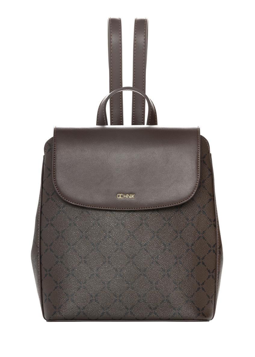 Brązowy plecak z monogramem TOREC-1303-1P(Z26)