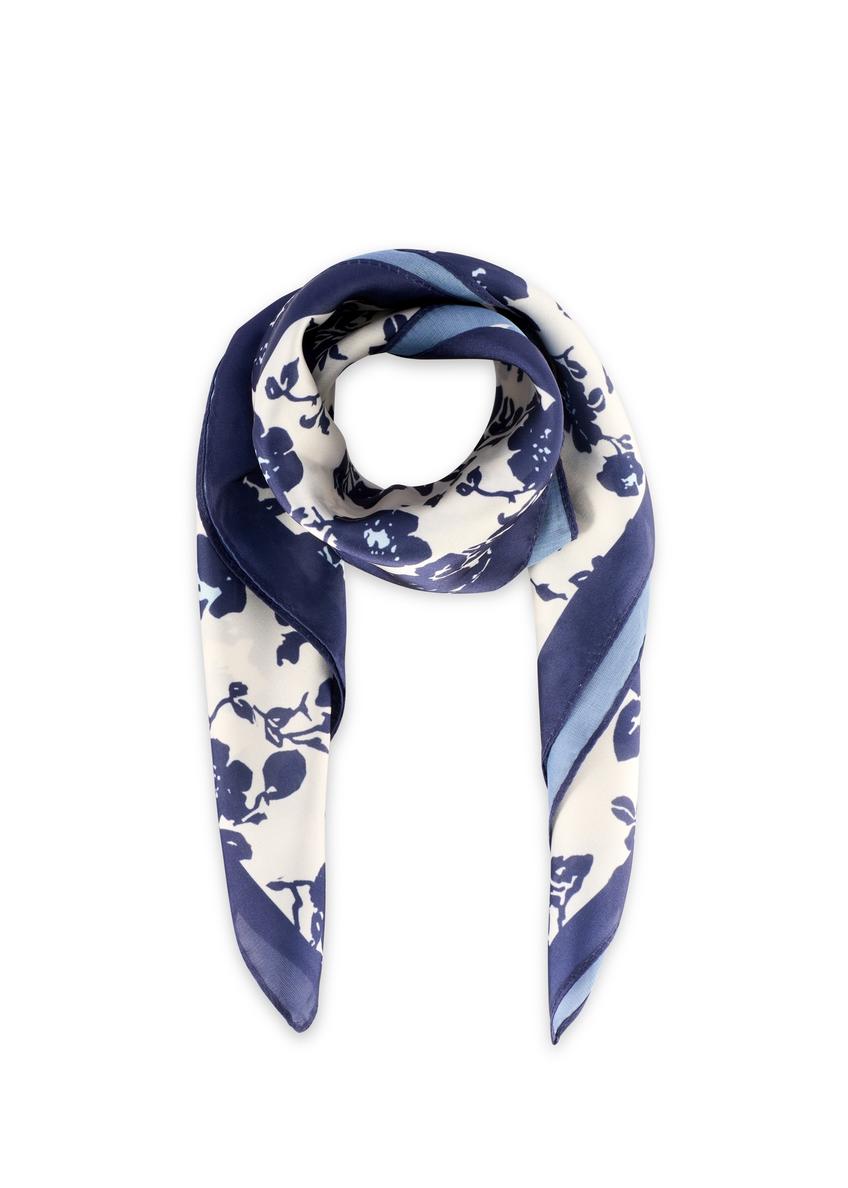 Niebieska apaszka damska w kwiaty SZADT-0190-7P(W26), widok złożonego produktu na białym tle.