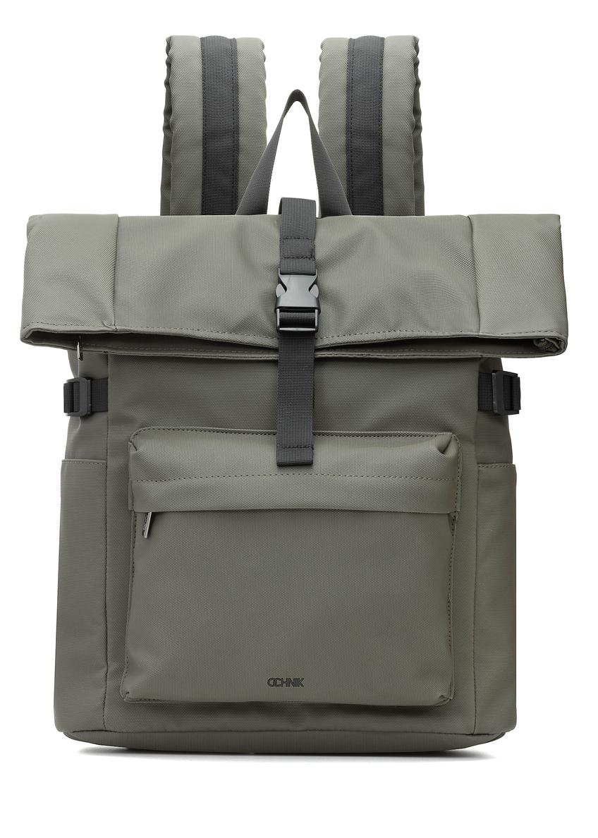 Duży plecak w kolorze khaki PLCMN-0015-55(Z25), widok produktu od przodu na białym tle.