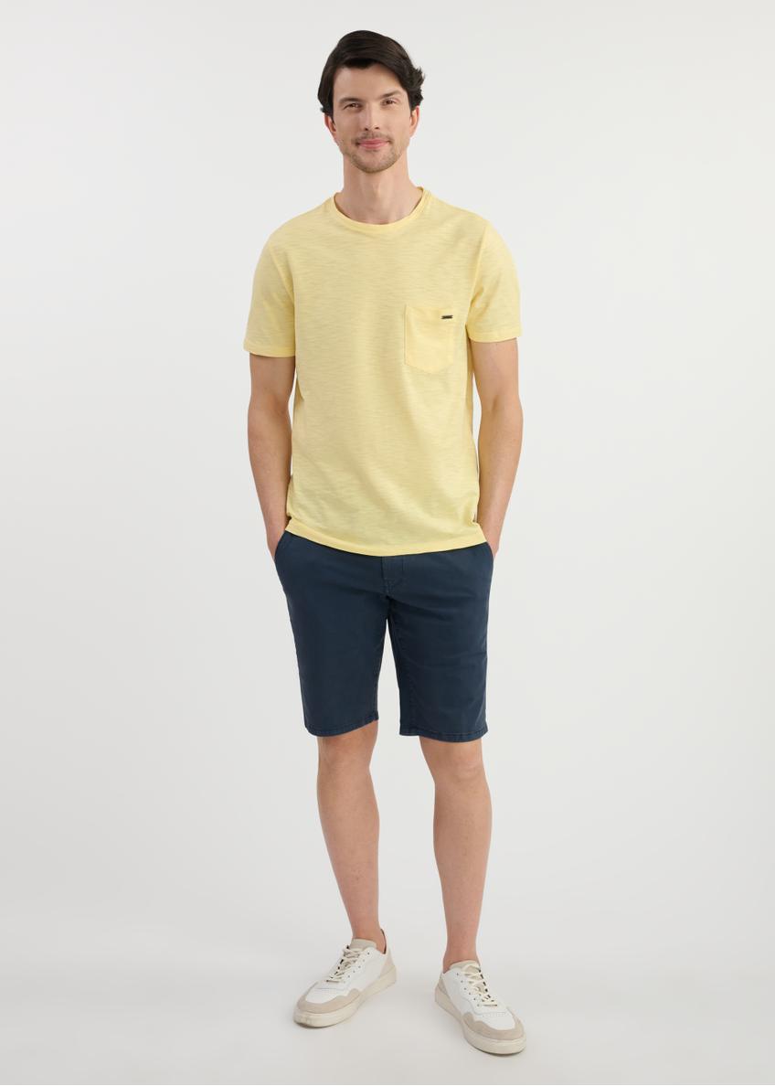 Żółty bawełniany t-shirt męski TSHMT-0121-21(W25), widok produktu przodem na modelu. Widoczna cała sylwetka.