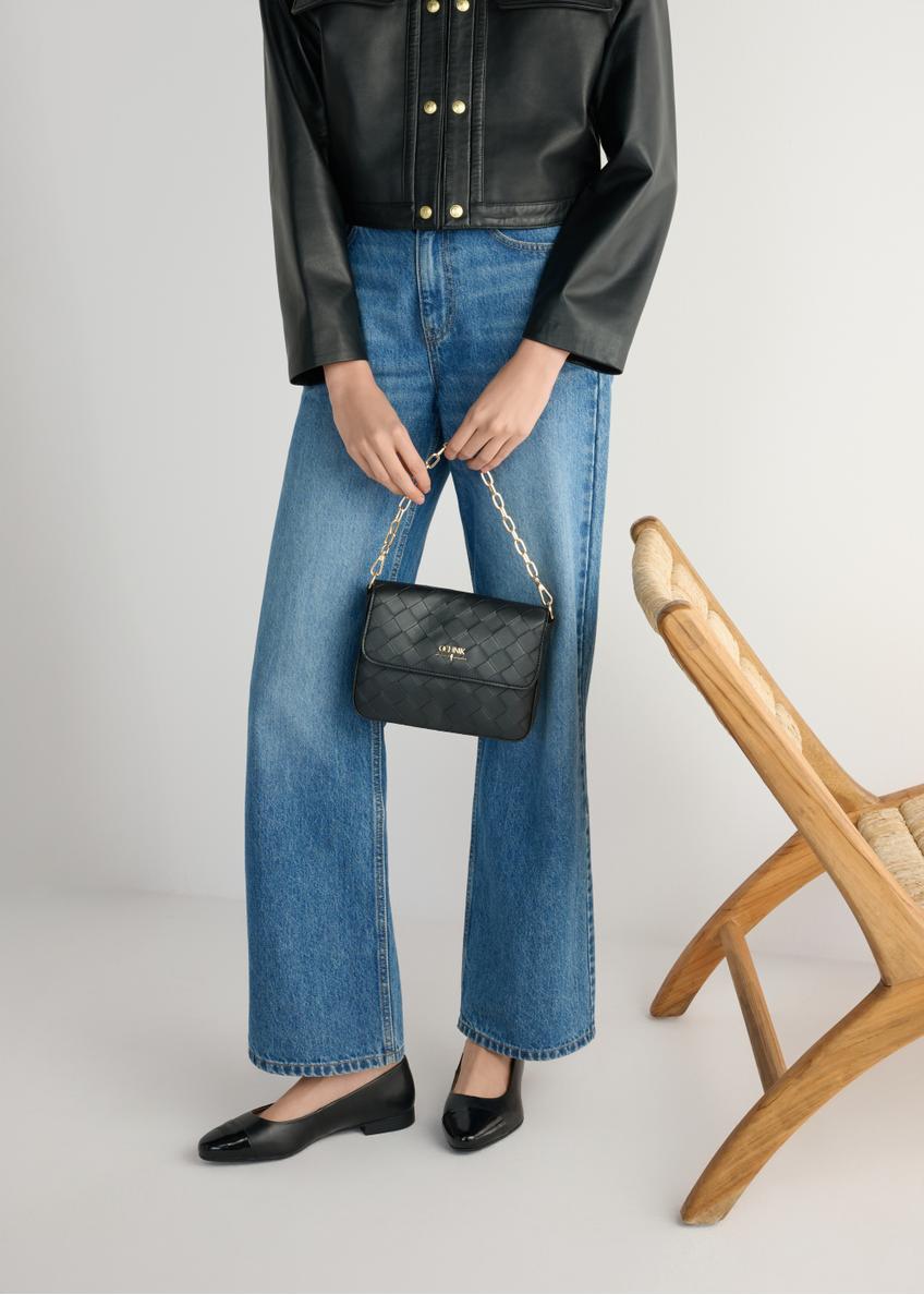 Skórzane baleriny damskie w kolorze czarnym BUTYD-1245-99(W26), widok produktu na stopach modelki.