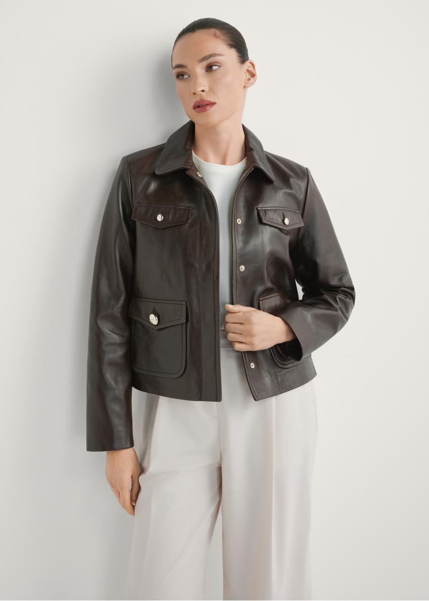 Ciemnobrązowa skórzana kurtka damska KURDS-0589-1I(W26), widok produktu z przodu na modelce. Widoczna połowa sylwetki.