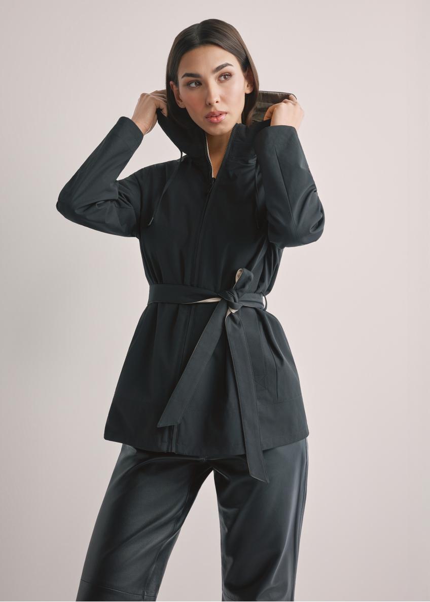 Dwustronna przejściowa kurtka damska KURDT-0655-9J(W26), widok produktu z przodu na modelce. Widoczna połowa sylwetki.