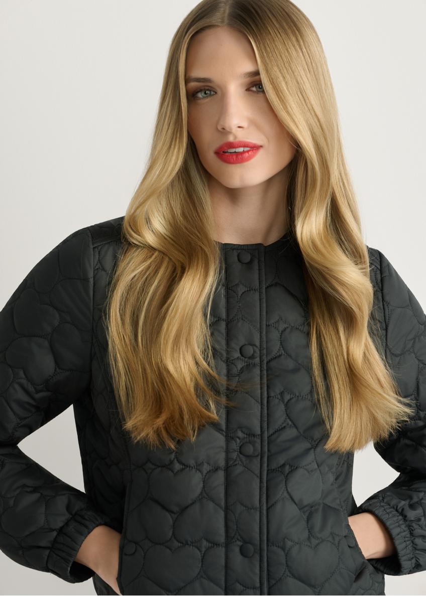 Czarna pikowana kurtka damska KURDT-0630-99(W26), zbliżenie na detal produktu, widok na modelce.