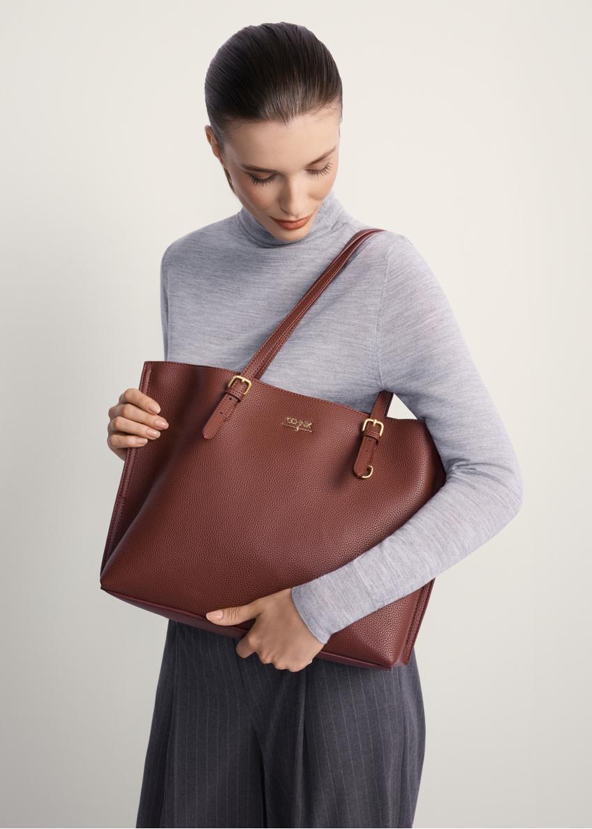 Bordowa duża torba shopper TOREC-1088-49(Z25), widok produktu od przodu na modelce, widoczna połowa sylwetki.