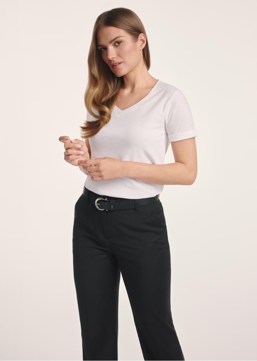 Biały T-shirt damski w serek TSHDT-0118A-11(Z25), widok produktu z przodu na modelce. Widoczna połowa sylwetki.