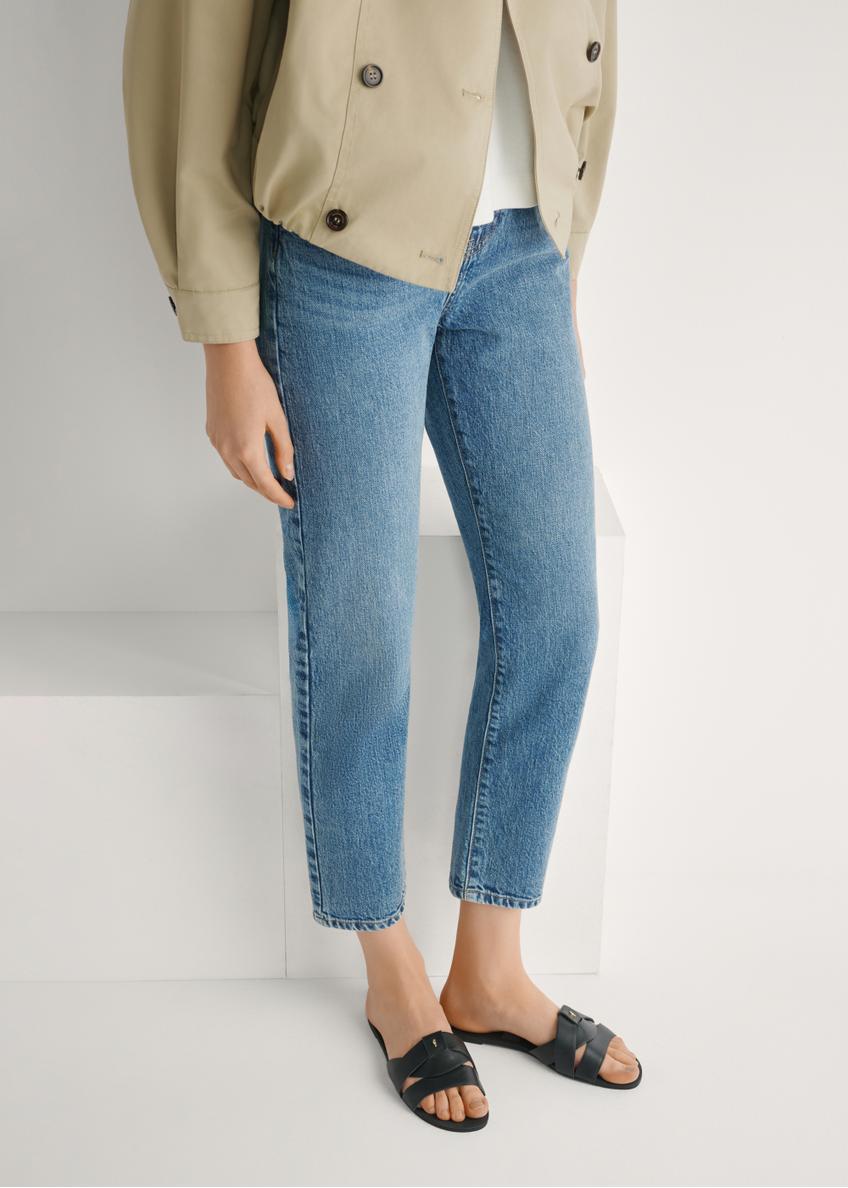 Czarne klapki damskie z plecionką BUTYD-0903C-99(W26), widok produktu z przodu na stopach modelki.