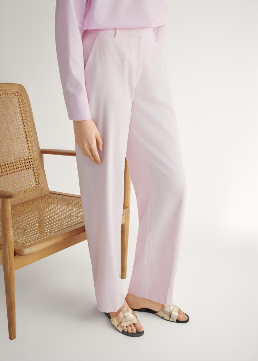 Złote klapki damskie z plecionką BUTYD-0903C-2X(W26), widok produktu z boku na stopach modelki.