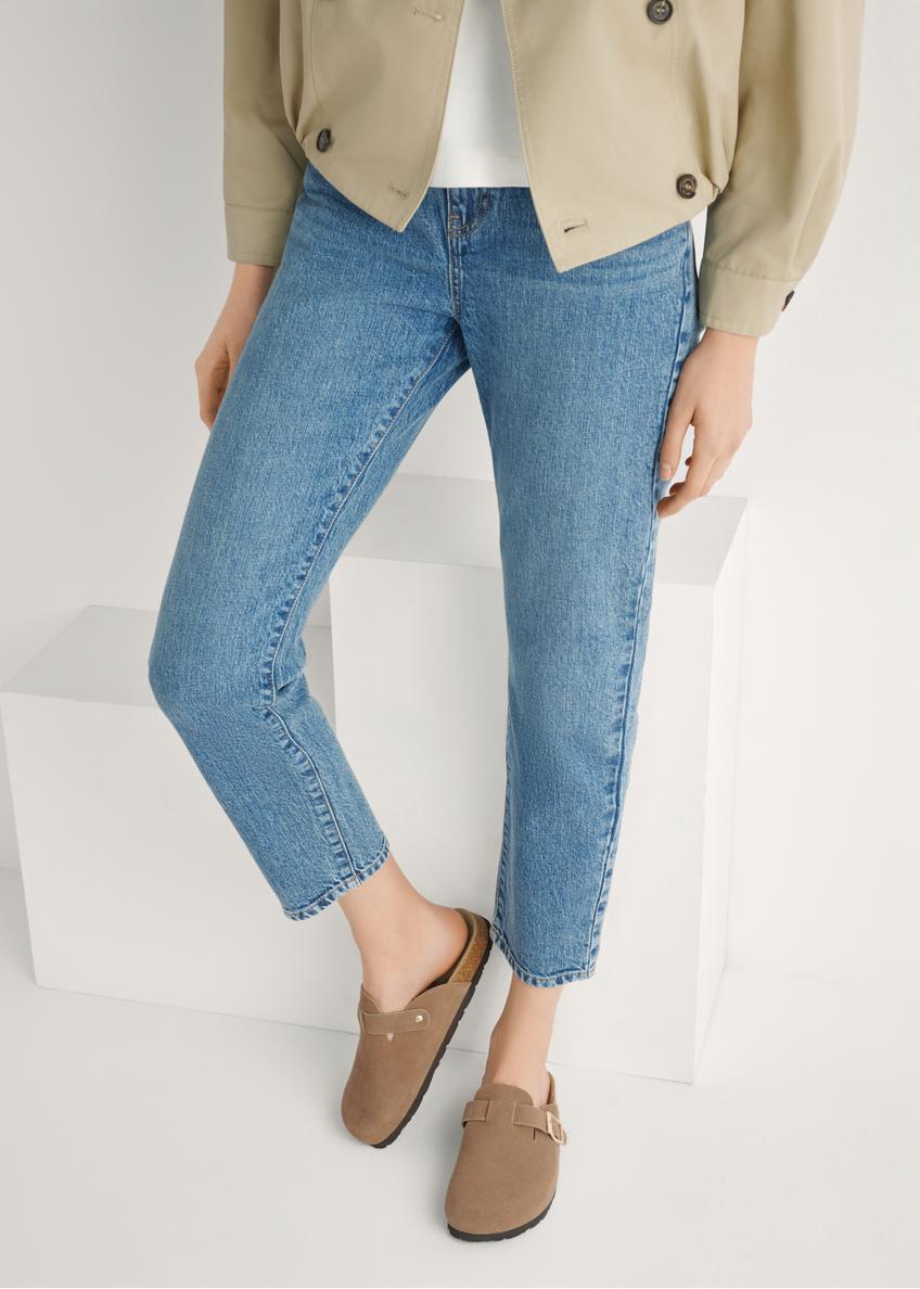 Zamszowe klapki damskie w kolorze camelowym BUTYD-1267-1D(W26), widok produktu z przodu na stopach modelki.