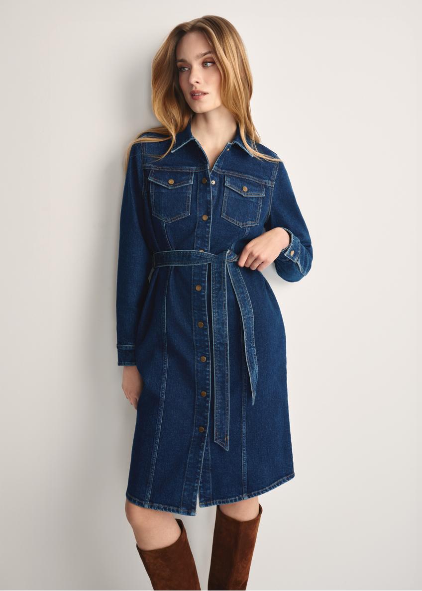 Jeansowa sukienka w stylu szmizjerki SUKDT-0240-68(Z25), produktu widoczny od przodu na modelce, widoczne pół sylwetki.