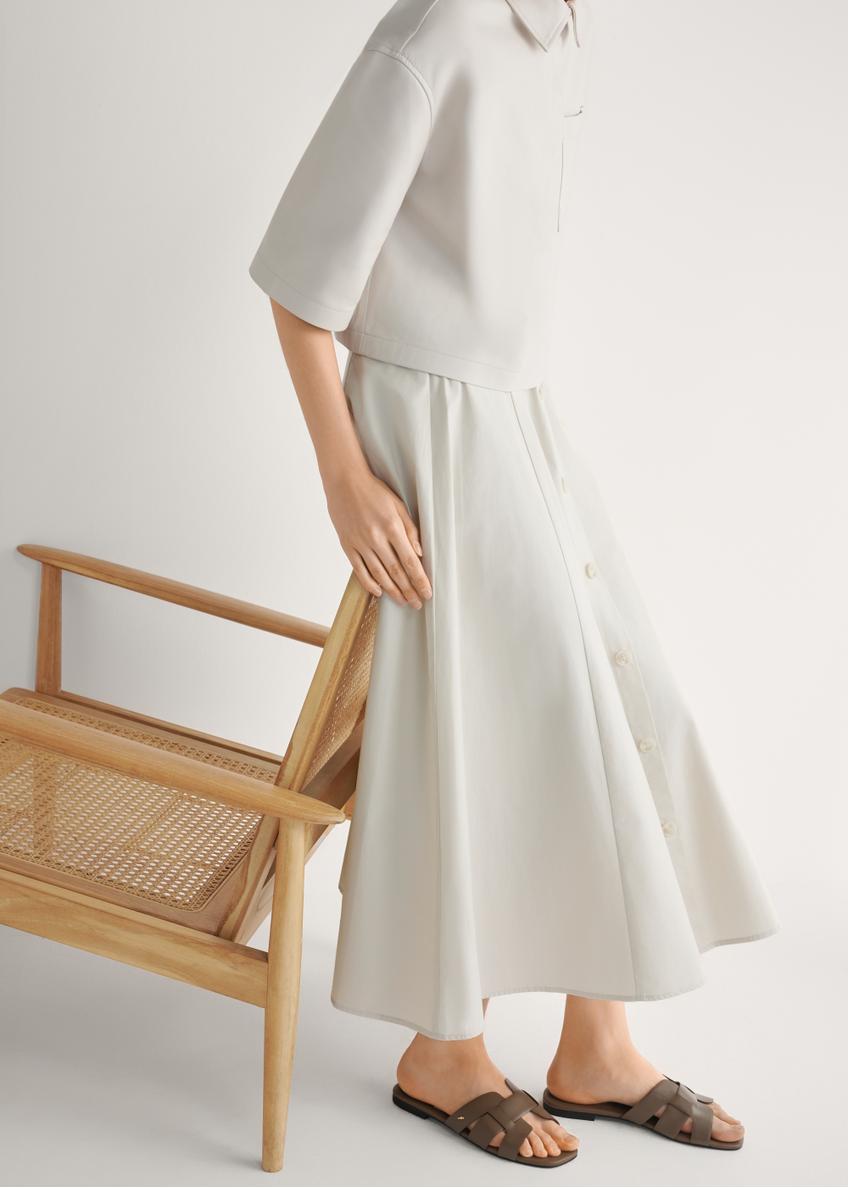 Klapki damskie z plecionką w kolorze chłodnego brązu BUTYD-0904D-1K(W26), widok produktu z boku na stopach modelki.