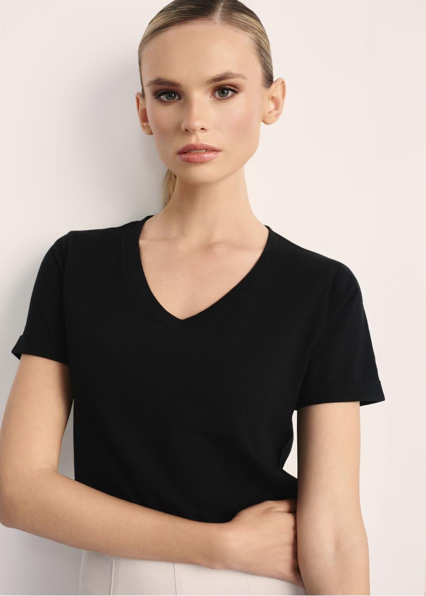 Czarny T-shirt damski w serek TSHDT-0118A-99(Z25), widok produktu z przodu na modelce. Widoczna połowa sylwetki.