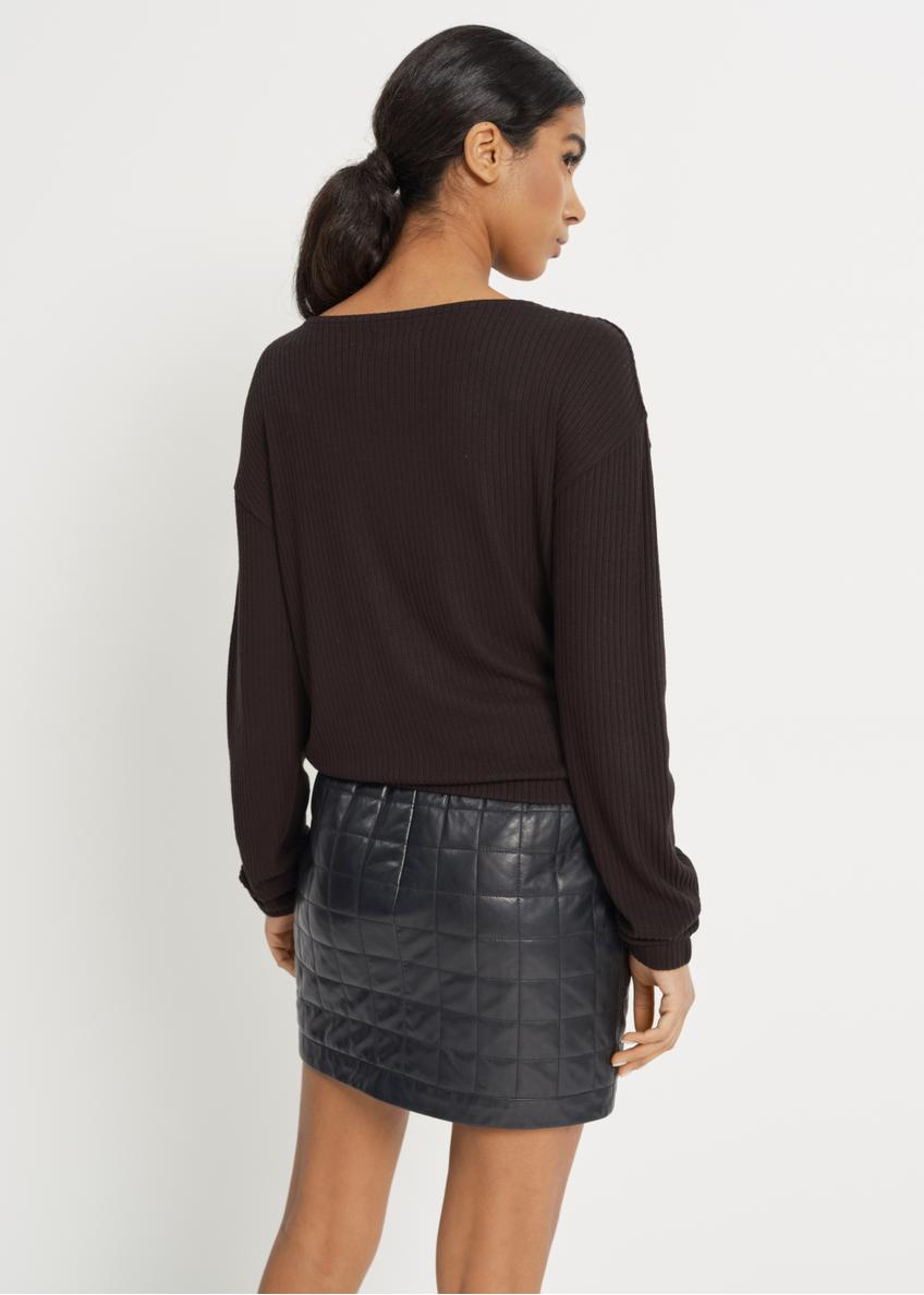 Czarny prążkowany sweter damski SWEDT-0178-99(W23)